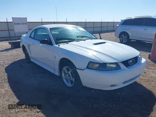2001 Ford Mustang Standard with VIN 1FAFP40471F137005, listed as a IAAI auction lot 40493197 with 203,547 mi miles. Bid and sale history available at carsss.com. Image 1.