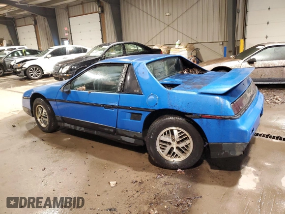 1987 Pontiac Fiero z VIN 1G2PF11R6HP237261, wystawiony jako Copart lot #85061534 z przebiegiem Nie podano mil oraz Czysty tytuł • Clean title. Historia ofert i sprzedaży dostępna na DreamBid. Obrazek 2.
