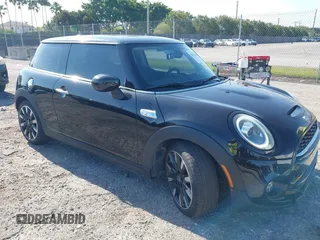 2020 MINI Hardtop Cooper S z VIN WMWXR5C07L2L55038, wystawiony jako IAAI lot #42031685 z przebiegiem 20 629 mil mil oraz . Historia ofert i sprzedaży dostępna na DreamBid. Obrazek 1.