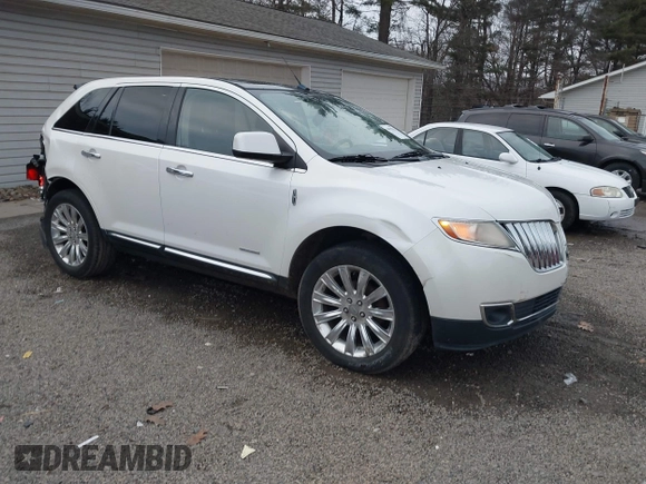2011 Lincoln MKX with VIN 2LMDJ8JK0BBJ08813, listed as a IAAI auction lot 40978551 with 184,382 mi miles. Bid and sale history available at carsss.com. Image 1.