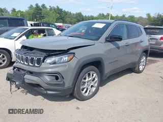 2023 Jeep Compass Latitude Lux z VIN 3C4NJDFN8PT531229, wystawiony jako IAAI lot #42383427 z przebiegiem 6 979 mil mil oraz . Historia ofert i sprzedaży dostępna na DreamBid. Obrazek 2.