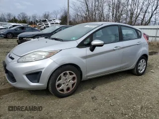 2013 Ford Fiesta S z VIN 3FADP4TJ8DM191328, wystawiony jako Copart lot #47702555 z przebiegiem 62 196 mil mil oraz Czysty tytuł • Clean title. Historia ofert i sprzedaży dostępna na DreamBid. Obrazek 1.