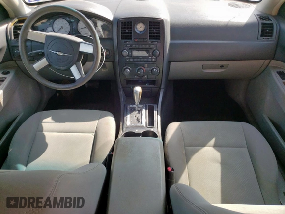 2007 Chrysler 300 z VIN 2C3KA43R37H849119, wystawiony jako Copart lot #57947435 z przebiegiem 164 045 mil mil oraz Czysty tytuł • Clean title. Historia ofert i sprzedaży dostępna na DreamBid. Obrazek 8.