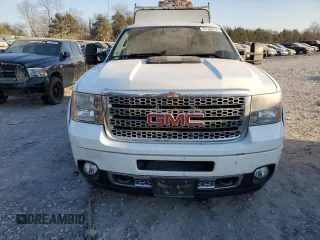 2011 GMC Sierra 2500HD Denali with VIN 1GT125CG4BF136605, listed as a Copart auction lot 83184234 with 221,476 mi miles and Salvage title. Bid and sale history available at DreamBid. Image 5.