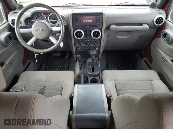 2008 Jeep Wrangler Unlimited Sahara z VIN 1J8GA59108L648333, wystawiony jako Copart lot #57430015 z przebiegiem 506 770 mil mil oraz Czysty tytuł • Clean title. Historia ofert i sprzedaży dostępna na DreamBid. Obrazek 8.