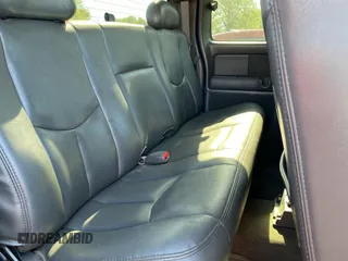 2004 Chevrolet Silverado SS z VIN 2GCEK19N041303732, wystawiony jako Copart lot #74617474 z przebiegiem 200 072 mil mil oraz Tytuł czysty. Historia ofert i sprzedaży dostępna na DreamBid. Obrazek 6.