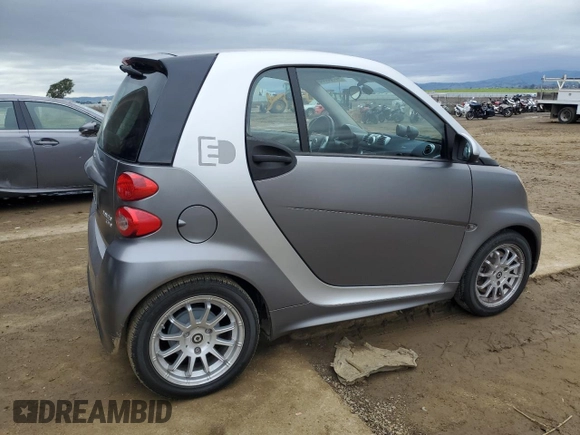 2014 Smart fortwo Passion z VIN WMEEJ9AA8DK673242, wystawiony jako Copart lot #43963505 z przebiegiem Nie podano mil oraz Tytuł czysty. Historia ofert i sprzedaży dostępna na DreamBid. Obrazek 3.