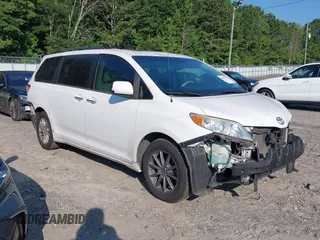 2013 Toyota Sienna XLE AAS z VIN 5TDYK3DC9DS382857, wystawiony jako IAAI lot #42653901 z przebiegiem 118 790 mil mil oraz . Historia ofert i sprzedaży dostępna na DreamBid. Obrazek 1.
