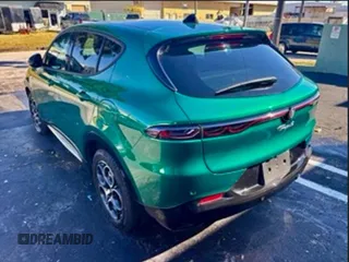 2024 Alfa Romeo Tonale Ti z VIN ZASPATCW7R3049029, wystawiony jako Copart lot #84256584 z przebiegiem 4602 mil mil oraz Szkody całkowita. Historia ofert i sprzedaży dostępna na DreamBid. Obrazek 3.