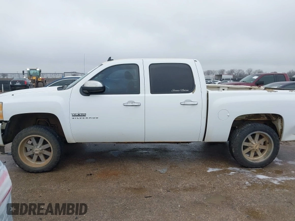 2011 Chevrolet Silverado 1500 LT with VIN 3GCPCSE09BG381453, listed as a IAAI auction lot 41556513 with 200,770 mi miles and . Bid and sale history available at DreamBid. Image 14.