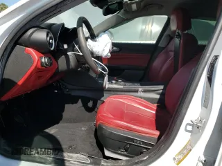 2018 Alfa Romeo Giulia z VIN ZARFAEBN6J7597943, wystawiony jako Copart lot #88288745 z przebiegiem 105 551 mil mil oraz Szkoda całkowita • Salvage title. Historia ofert i sprzedaży dostępna na DreamBid. Obrazek 7.