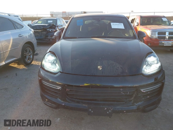 2017 Porsche Cayenne Turbo z VIN WP1AC2A2XHLA92993, wystawiony jako IAAI lot #41264521 z przebiegiem 83 257 mil mil oraz . Historia ofert i sprzedaży dostępna na DreamBid. Obrazek 12.