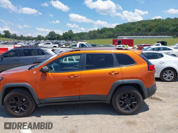 2016 Jeep Cherokee Trailhawk with VIN 1C4PJMBS6GW318035, listed as a IAAI auction lot 42652034 with 187,519 mi miles and . Bid and sale history available at DreamBid. Image 14.