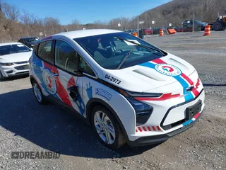 2023 Chevrolet Bolt EV 1LT z VIN 1G1FW6S04P4102972, wystawiony jako IAAI lot #41600780 z przebiegiem 50 710 mil mil oraz . Historia ofert i sprzedaży dostępna na DreamBid. Obrazek 1.