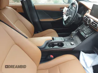 2021 Lexus IS 300 z VIN JTHC81F21M5046836, wystawiony jako IAAI lot #42191966 z przebiegiem 41 806 mil mil oraz . Historia ofert i sprzedaży dostępna na DreamBid. Obrazek 5.