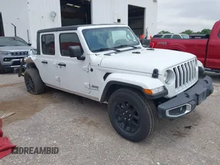 2023 Jeep Gladiator Overland z VIN 1C6HJTFG7PL566484, wystawiony jako IAAI lot #42424428 z przebiegiem 52 057 mil mil oraz . Historia ofert i sprzedaży dostępna na DreamBid. Obrazek 1.