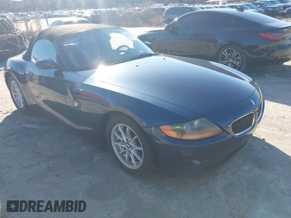 2004 BMW Z4 2.5i z VIN 4USBT33524LS48872, wystawiony jako IAAI lot #41583182 z przebiegiem 170 083 mil mil oraz . Historia ofert i sprzedaży dostępna na DreamBid. Obrazek 1.