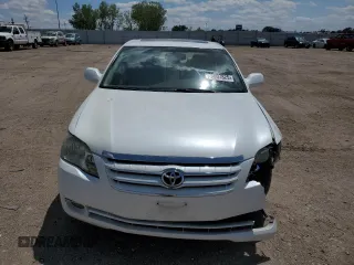 2005 Toyota Avalon XL z VIN 4T1BK36B25U061701, wystawiony jako Copart lot #58007825 z przebiegiem 207 885 mil mil oraz Szkoda całkowita • Salvage title. Historia ofert i sprzedaży dostępna na DreamBid. Obrazek 5.