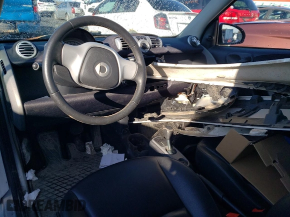 2015 Smart fortwo Passion z VIN WMEEJ3BA5FK817411, wystawiony jako Copart lot #51834455 z przebiegiem 63 143 mil mil oraz Szkody całkowita. Historia ofert i sprzedaży dostępna na DreamBid. Obrazek 8.