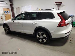 2024 Volvo V60 Cross Country Plus with VIN YV4L12WY6R2136392, listed as a Copart auction lot 42932275 with 8,443 mi miles and Salvage Title. Bid and sale history available at carsss.com. Image 2.