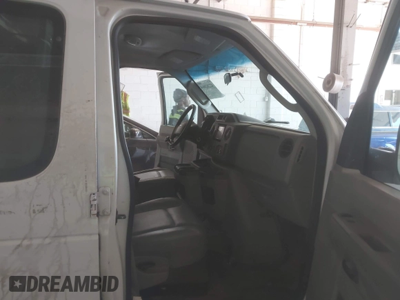 2011 Ford Econoline Cargo Commercial with VIN 1FTNE2EW9BDB11058, listed as a IAAI auction lot 42202069 with 282,179 mi miles. Bid and sale history available at carsss.com. Image 5.