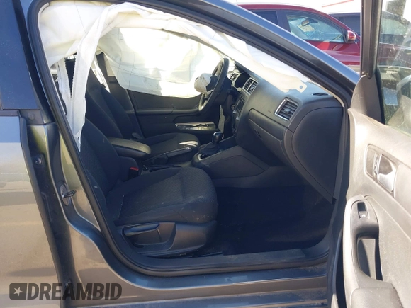 2014 Volkswagen Jetta S z VIN 3VW2K7AJ7EM275448, wystawiony jako IAAI lot #41835358 z przebiegiem 149 272 mil mil oraz . Historia ofert i sprzedaży dostępna na DreamBid. Obrazek 5.