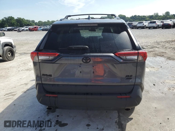 2022 Toyota RAV4 XLE z VIN 2T3P1RFV2NC277952, wystawiony jako Copart lot #61972445 z przebiegiem 46 798 mil mil oraz Szkoda całkowita • Salvage title. Historia ofert i sprzedaży dostępna na DreamBid. Obrazek 6.