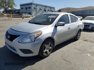 2017 Nissan Versa S z VIN 3N1CN7AP5HL880990, wystawiony jako Copart lot #53147215 z przebiegiem 76 999 mil mil oraz Szkoda całkowita • Salvage title. Historia ofert i sprzedaży dostępna na DreamBid. Obrazek 1.