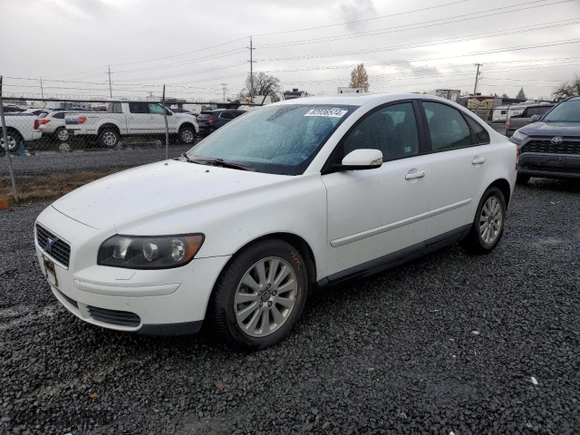 2004 Volvo S40 with VIN YV1MS382542015780, listed as a Copart auction lot 82036574 with 175,195 mi miles and Salvage Title. Bid and sale history available at carsss.com. Image 1.