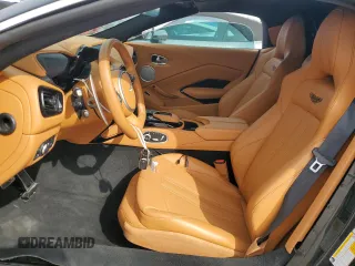 2023 Aston Martin Vantage z VIN SCFSMGBW9PGP08760, wystawiony jako Copart lot #74983814 z przebiegiem 1916 mil mil oraz Nie do naprawy. Historia ofert i sprzedaży dostępna na DreamBid. Obrazek 7.