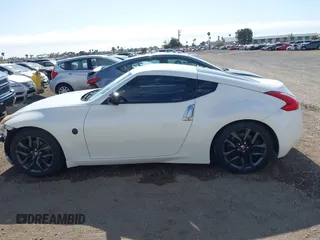 2016 Nissan 370Z Sport z VIN JN1AZ4EH9GM931683, wystawiony jako IAAI lot #42000779 z przebiegiem 113 919 mil mil oraz . Historia ofert i sprzedaży dostępna na DreamBid. Obrazek 14.
