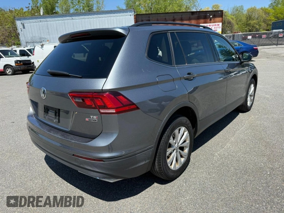 2018 Volkswagen Tiguan S z VIN 3VV0B7AX2JM014870, wystawiony jako Copart lot #57364305 z przebiegiem 118 522 mil mil oraz Czysty tytuł • Clean title. Historia ofert i sprzedaży dostępna na DreamBid. Obrazek 3.