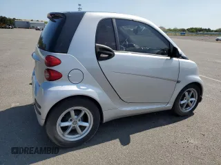 2011 Smart fortwo Pure z VIN WMEEJ3BA6BK449704, wystawiony jako Copart lot #69454434 z przebiegiem 23 581 mil mil oraz Tytuł czysty. Historia ofert i sprzedaży dostępna na DreamBid. Obrazek 3.