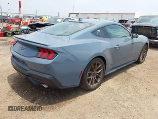 2024 Ford Mustang EcoBoost z VIN 1FA6P8TH1R5108414, wystawiony jako IAAI lot #42216812 z przebiegiem Nie podano mil oraz . Historia ofert i sprzedaży dostępna na DreamBid. Obrazek 4.