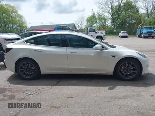 2020 Tesla Model 3 Long Range z VIN 5YJ3E1EB0LF712545, wystawiony jako IAAI lot #42198461 z przebiegiem 22 322 mil mil oraz . Historia ofert i sprzedaży dostępna na DreamBid. Obrazek 13.