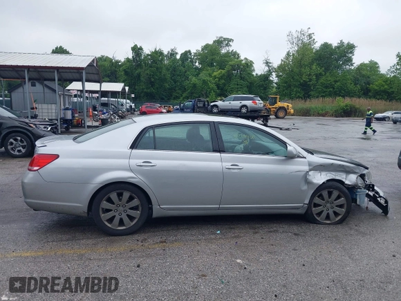 2007 Toyota Avalon XL z VIN 4T1BK36BX7U177246, wystawiony jako IAAI lot #42264311 z przebiegiem 183 324 mil mil oraz . Historia ofert i sprzedaży dostępna na DreamBid. Obrazek 14.