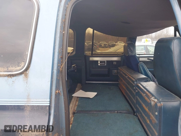 1984 Chevrolet Suburban z VIN 1G8FK16C6EF130150, wystawiony jako IAAI lot #41987449 z przebiegiem 91 357 mil mil oraz . Historia ofert i sprzedaży dostępna na DreamBid. Obrazek 8.