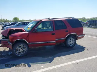 1996 Chevrolet Blazer z VIN 1GNDT13W7T2254321, wystawiony jako IAAI lot #42222288 z przebiegiem Nie podano mil oraz . Historia ofert i sprzedaży dostępna na DreamBid. Obrazek 14.