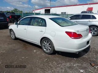 2007 Toyota Avalon XL z VIN 4T1BK36B07U187140, wystawiony jako IAAI lot #42333928 z przebiegiem 119 924 mil mil oraz . Historia ofert i sprzedaży dostępna na DreamBid. Obrazek 3.