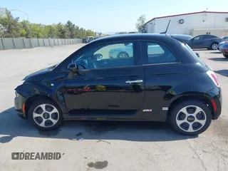 2017 FIAT 500e z VIN 3C3CFFGE9HT575748, wystawiony jako IAAI lot #42131492 z przebiegiem 74 713 mil mil oraz . Historia ofert i sprzedaży dostępna na DreamBid. Obrazek 14.