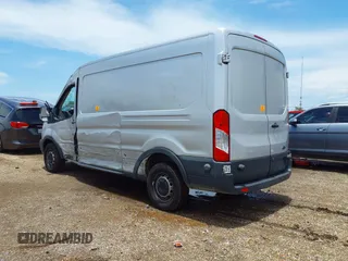 2015 Ford Transit Cargo z VIN 1FTNR2CM9FKB05431, wystawiony jako IAAI lot #42486662 z przebiegiem Nie podano mil oraz . Historia ofert i sprzedaży dostępna na DreamBid. Obrazek 3.
