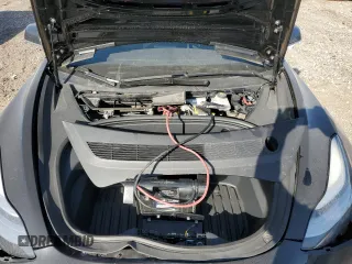 2019 Tesla Model 3 Mid Range z VIN 5YJ3E1EAXKF398909, wystawiony jako Copart lot #52504645 z przebiegiem 101 667 mil mil oraz Szkoda całkowita • Salvage title. Historia ofert i sprzedaży dostępna na DreamBid. Obrazek 11.