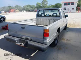 1990 Isuzu Pickup S z VIN JAACL11L6L7206171, wystawiony jako IAAI lot #42214364 z przebiegiem 75 057 mil mil oraz . Historia ofert i sprzedaży dostępna na DreamBid. Obrazek 4.