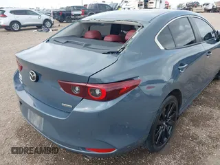 2022 Mazda 3 Carbon Edition z VIN 3MZBPACL7NM313242, wystawiony jako IAAI lot #42095279 z przebiegiem 30 787 mil mil oraz . Historia ofert i sprzedaży dostępna na DreamBid. Obrazek 6.