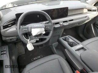 2024 Kia EV9 Wind z VIN KNDAFFS57R6049852, wystawiony jako Copart lot #78782314 z przebiegiem 2496 mil mil oraz Szkody całkowita. Historia ofert i sprzedaży dostępna na DreamBid. Obrazek 8.