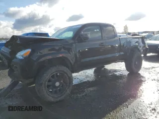 2016 Toyota Tacoma SR z VIN 5TFSX5EN7GX042706, wystawiony jako Copart lot #80982144 z przebiegiem 108 048 mil mil oraz Szkoda całkowita • Salvage title. Historia ofert i sprzedaży dostępna na DreamBid. Obrazek 1.