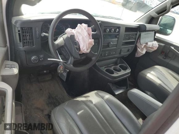 2021 GMC Savana Cargo z VIN 1GTW7AF76M1181413, wystawiony jako Copart lot #55313815 z przebiegiem Nie podano mil oraz Szkoda całkowita • Salvage title. Historia ofert i sprzedaży dostępna na DreamBid. Obrazek 8.