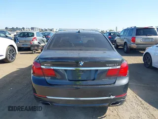 2013 BMW 7 Series 750Li xDrive z VIN WBAYF8C58DD141658, wystawiony jako IAAI lot #42327776 z przebiegiem 130 428 mil mil oraz . Historia ofert i sprzedaży dostępna na DreamBid. Obrazek 16.