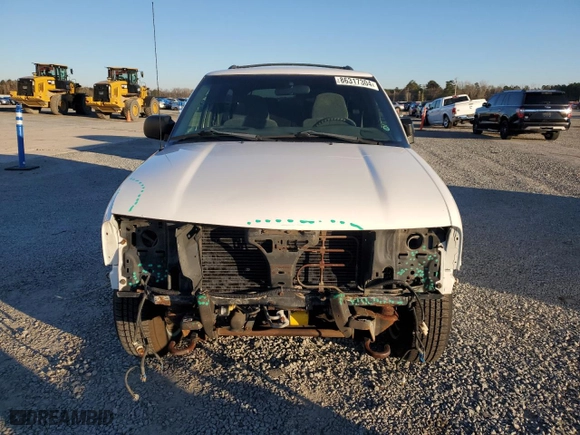 2001 GMC Jimmy SLS Comfort/Convenience with VIN 1GKCT18W01K173918, listed as a Copart auction lot 86317304 with NaN miles and Salvage Title. Bid and sale history available at carsss.com. Image 5.