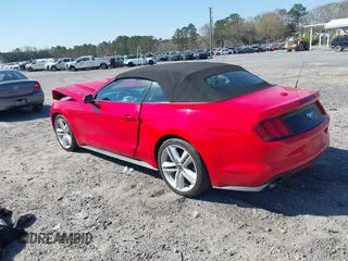2015 Ford Mustang EcoBoost Premium z VIN 1FATP8UH1F5360984, wystawiony jako IAAI lot #41842901 z przebiegiem 87 773 mil mil oraz . Historia ofert i sprzedaży dostępna na DreamBid. Obrazek 3.